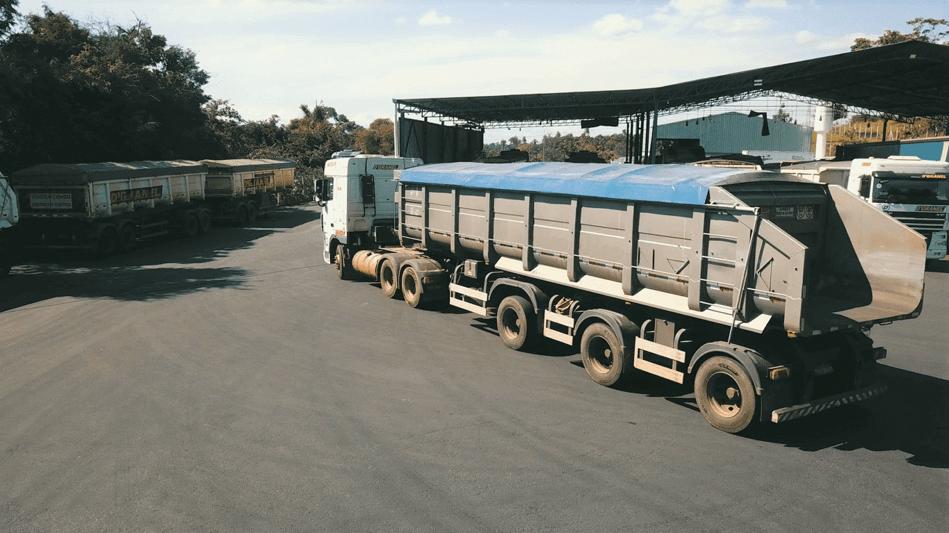 Semirreboque caminhao basculante estrada movimento garagem cacamba seguranca inclinometro